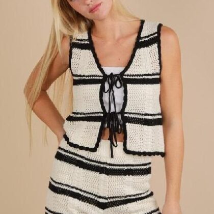 SET HUESO RAYAS NEGRAS MOÑOS EN BLUSA