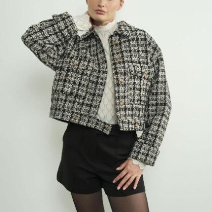 ABRIGO CON BLANCO, BOLSAS EN PECHO