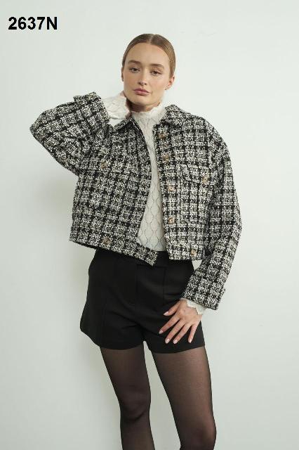 ABRIGO CON BLANCO, BOLSAS EN PECHO