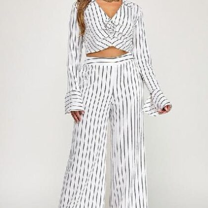 SET RAYADO, BLUSA ACAMPANADA CON FLOR