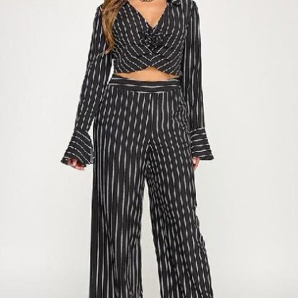 SET RAYADO, BLUSA ACAMPANADA CON FLOR