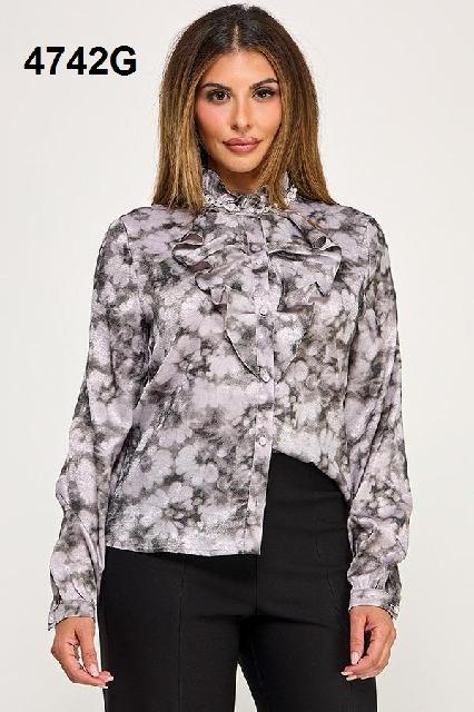 BLUSA GRIS FLOREADA PERLAS Y OLAN EN PECHO