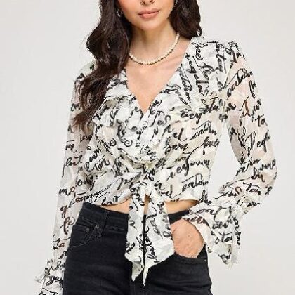 BLUSA ESTAMPADO LETRAS, OLAN EN PECHO