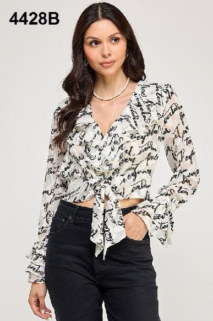 BLUSA ESTAMPADO LETRAS, OLAN EN PECHO