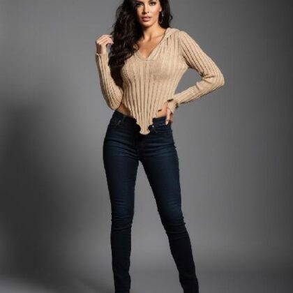 BLUSA ACANALADA EN PICO CON CAPUCHA