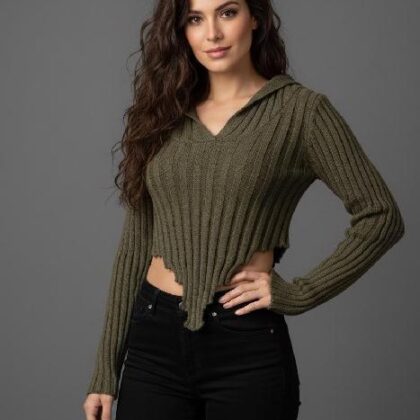 BLUSA OLIVO ACANALADA EN PICO CON CAPUCHA