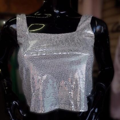 BLUSA CREMA DE LENTEJUELAS, ESCOTE CUADRADO