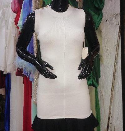VESTIDO BLANCO AL CUERPO OLAN NEGRO EN FALDA S/