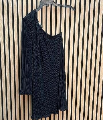 VESTIDO ACANALADO UN HOMBRO