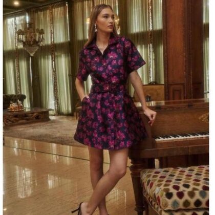 VESTIDO MARINO FLORES MORADAS, ABOTONADO