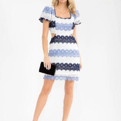 VESTIDO DE ENCAJE FLOREADO, CINTURA DESCUBIERTA