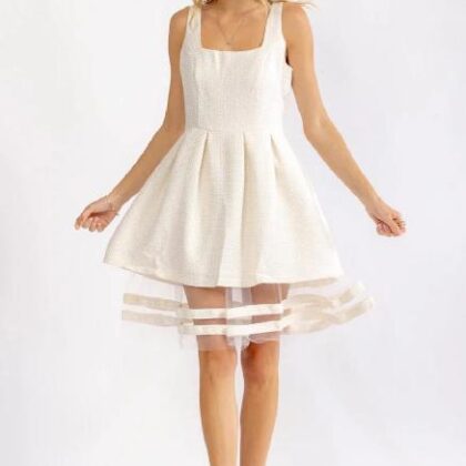 VESTIDO HUESO TEXTURA CUADRICULADA CON TUL